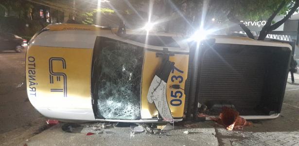 Carro da CET foi vandalizado por manifestantes em Paraisópolis