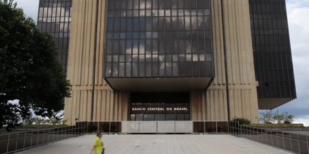Mercado melhora expectativa sobre economia com PIB a 2,14%