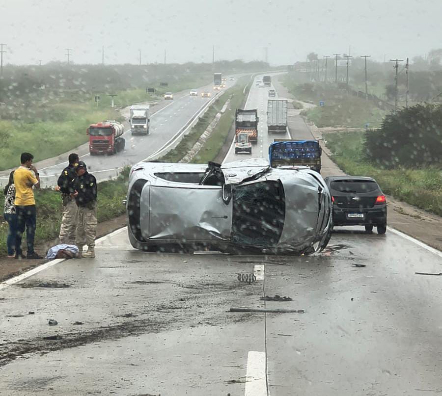 Mulher fica ferida após capotar carro na BR-232 entre Caruaru e Bezerros