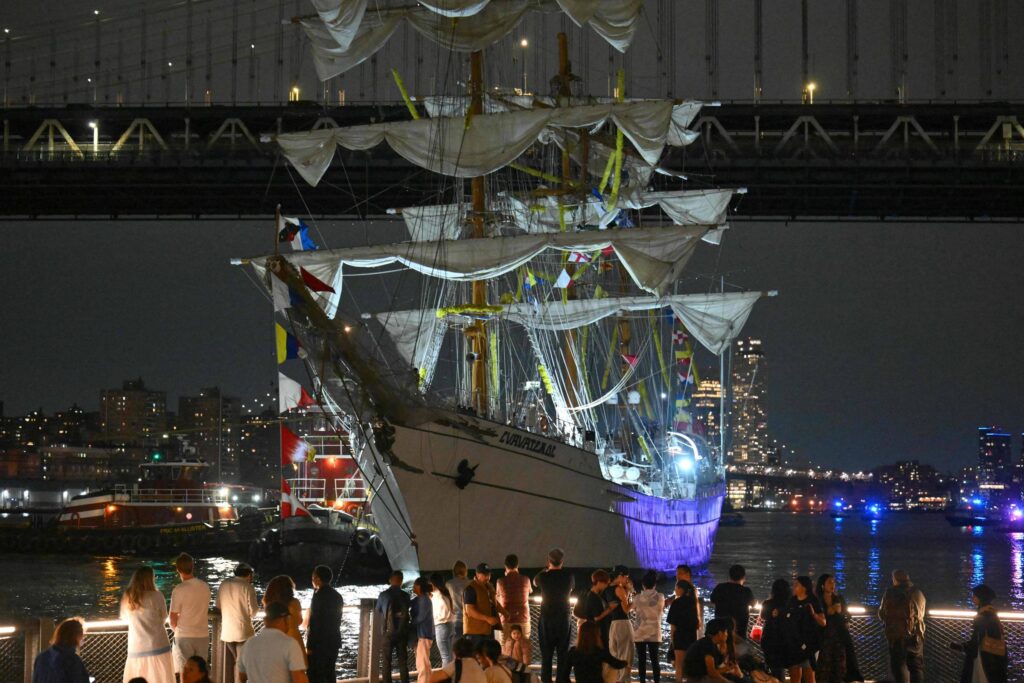 Navio da Marinha mexicana colide contra ponte do Brooklyn - 18/05/2025 - Mundo