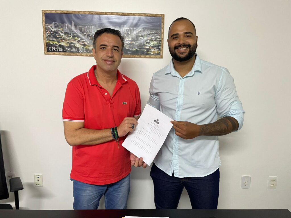 Pedro Cavalcante propõe projeto para proteger ambiente escolar de conteúdos inadequados em Caruaru