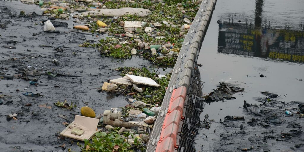 Três milhões de litros de chorume poluem a Baía da Guanabara por dia