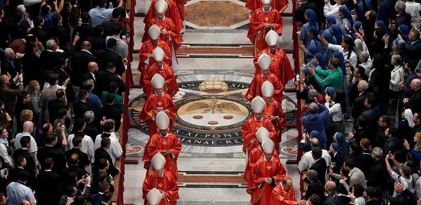 Cardeais entram na Basílica de São Pedro para missa antes do conclave