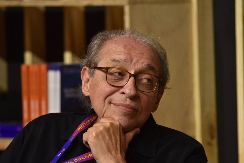 Bienal: Trincheira Tropical é livro civil, diz Ruy Castro - 18/06/2025 - Ilustrada