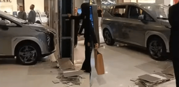 Carro elétrico conduzido por criança bateu contra entrada de loja do Shopping Villa Lobos, em SP