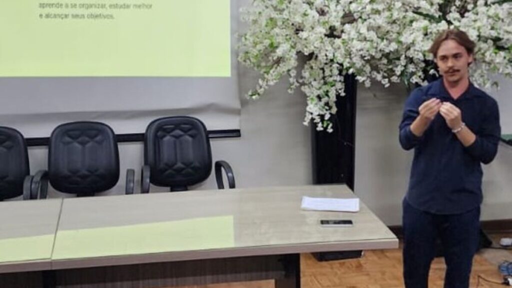 Estudante cria software que moderniza gestão escolar em Apucarana