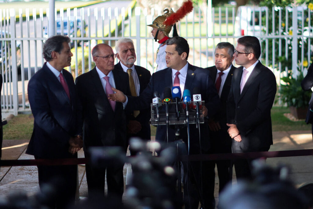 Haddad propõe reduzir alíquotas de IOF e cortar isenções - 08/06/2025 - Mercado