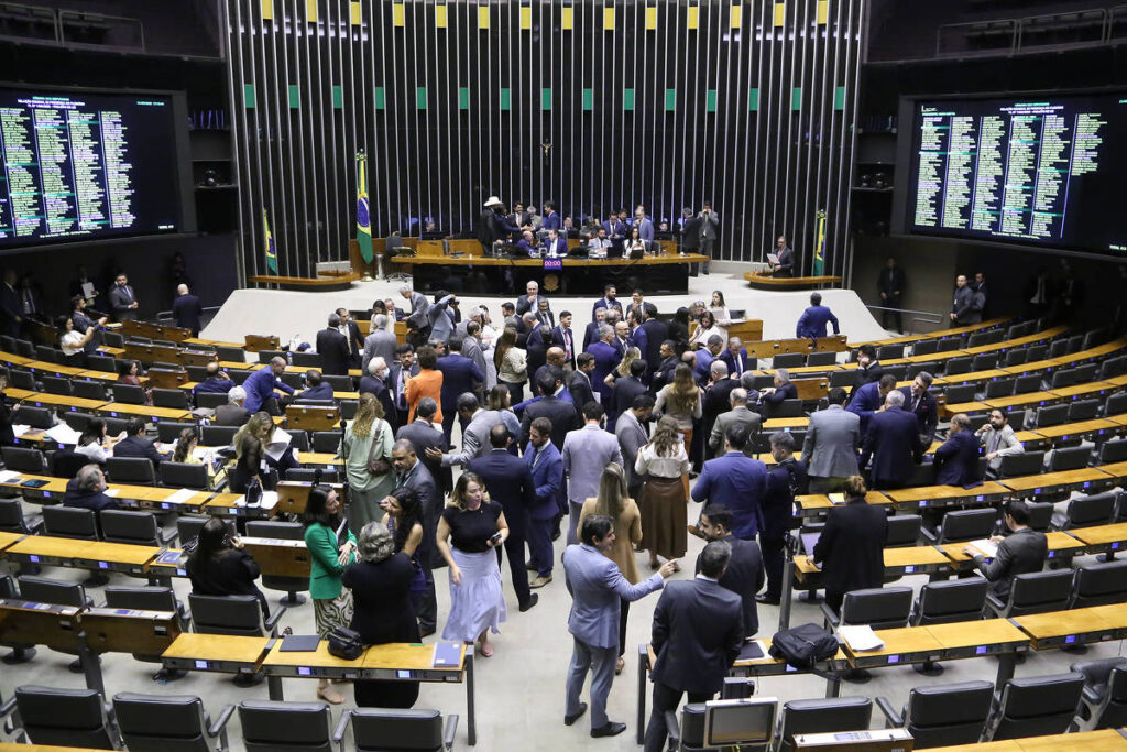 Imposto de Renda: Câmara aprova urgência da nova tabela - 16/06/2025 - Mercado