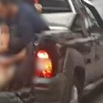 Mulher é socorrida após ser atingida por tiro em uma operação policial em Paraisópolis, na zona sul de São Paulo