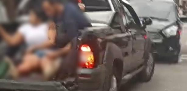 Mulher é socorrida após ser atingida por tiro em uma operação policial em Paraisópolis, na zona sul de São Paulo