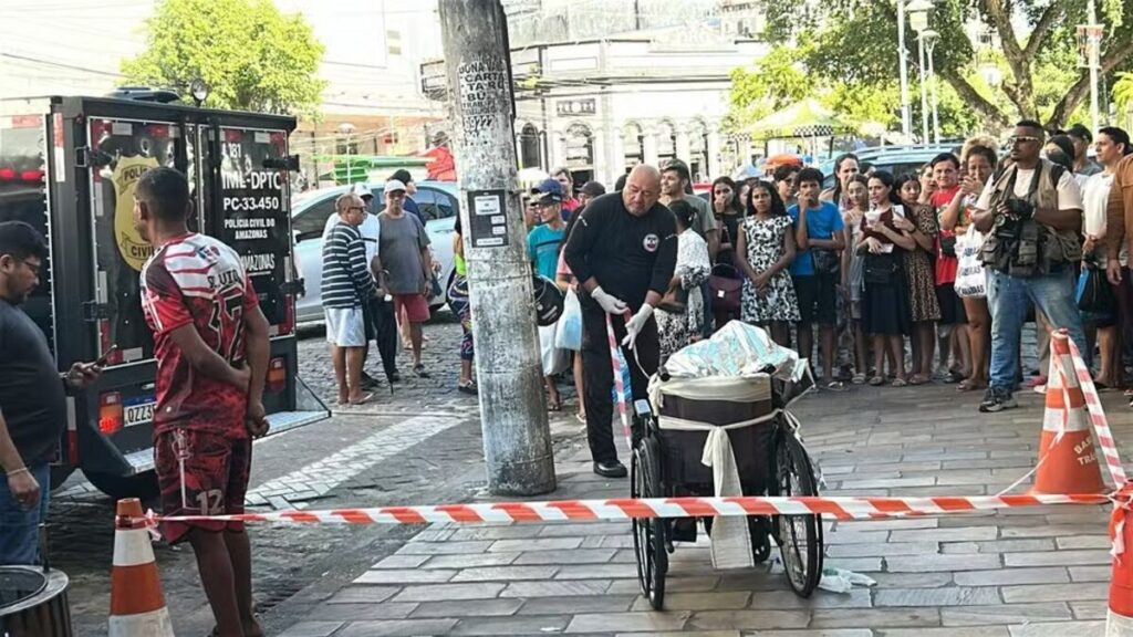 Neto é preso ao andar com avô morto em cadeira de rodas; vídeo