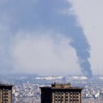 17.jun.2025 - Fumaça sobe perto de uma refinaria de petróleo em Teerã, no Irã, após um ataque israelense, no quinto dia de confronto entre os dois países
