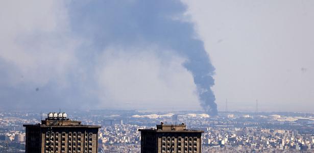 17.jun.2025 - Fumaça sobe perto de uma refinaria de petróleo em Teerã, no Irã, após um ataque israelense, no quinto dia de confronto entre os dois países
