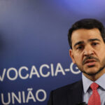 AGU quer investigar informação privilegiada sobre tarifaço - 19/07/2025 - Mercado