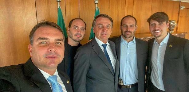 O ex-presidente Jair Bolsonaro com os filhos Flávio, Carlos, Eduardo e Renan