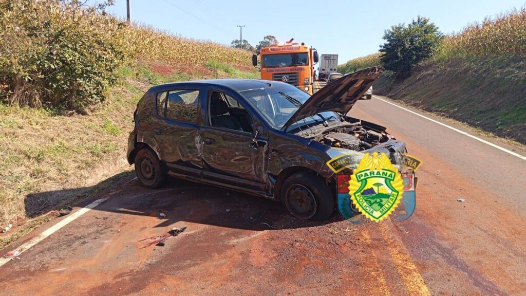 Dois homem saem feridos após Sandero capotar na rodovia PR-090