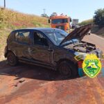 Dois homem saem feridos após Sandero capotar na rodovia PR-090