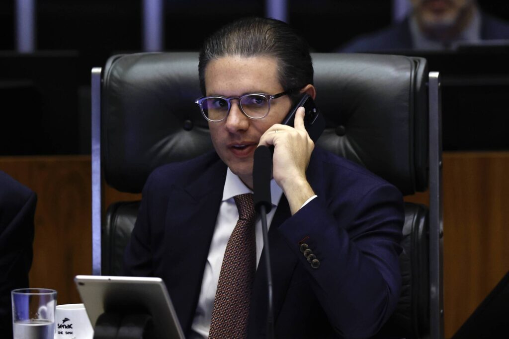 Emenda parlamentar: presidente da Câmara admite corte - 04/07/2025 - Poder