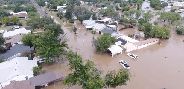 Casas e ruas ficaram alagadas após o rio Guadalupe, em San Angelo (Texas), transbordar