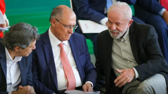 Governo vai trabalhar para reverter taxação dos EUA, diz Alckmin