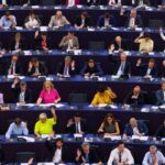Número de autocracias supera o de democracias no mundo, diz estudo