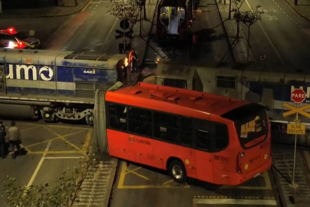 Ônibus parte ao meio após bater em trem em Curitiba (PR) - 23/07/2025 - Cotidiano