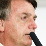 PF cumpre mandados na casa de Jair Bolsonaro, que usará tornozeleira