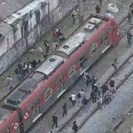 Imagens aéreas mostram passageiros descendo do trem e caminhando pelos trilhos na zona leste de São Paulo