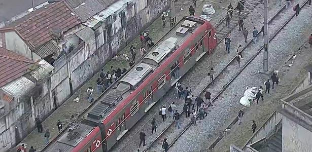 Imagens aéreas mostram passageiros descendo do trem e caminhando pelos trilhos na zona leste de São Paulo