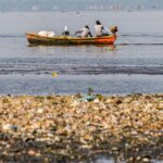 Pescadores tiram 46 toneladas de lixo em baias de Guanabara e Sepetiba