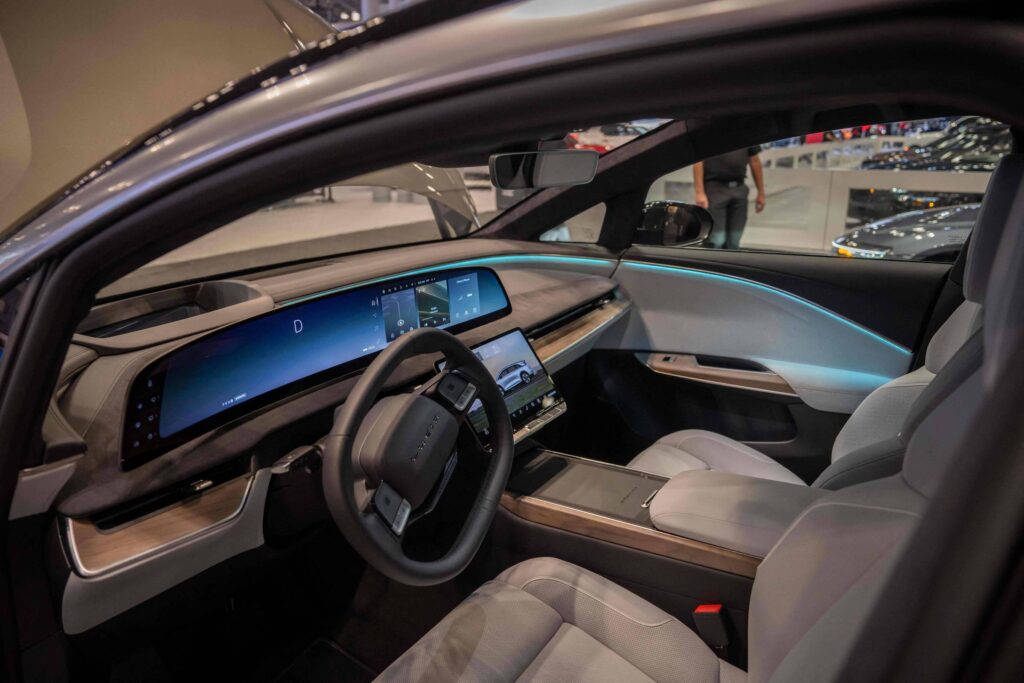 Uber fecha acordo com Lucid para lançar frota de robotáxis - 17/07/2025 - Mercado