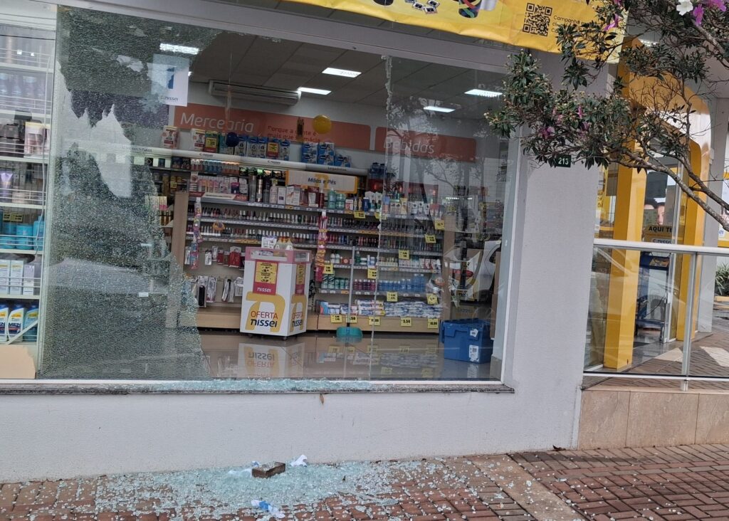Vidraçaria de farmácia é destruída por criminosos em Apucarana