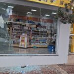 Vidraçaria de farmácia é destruída por criminosos em Apucarana