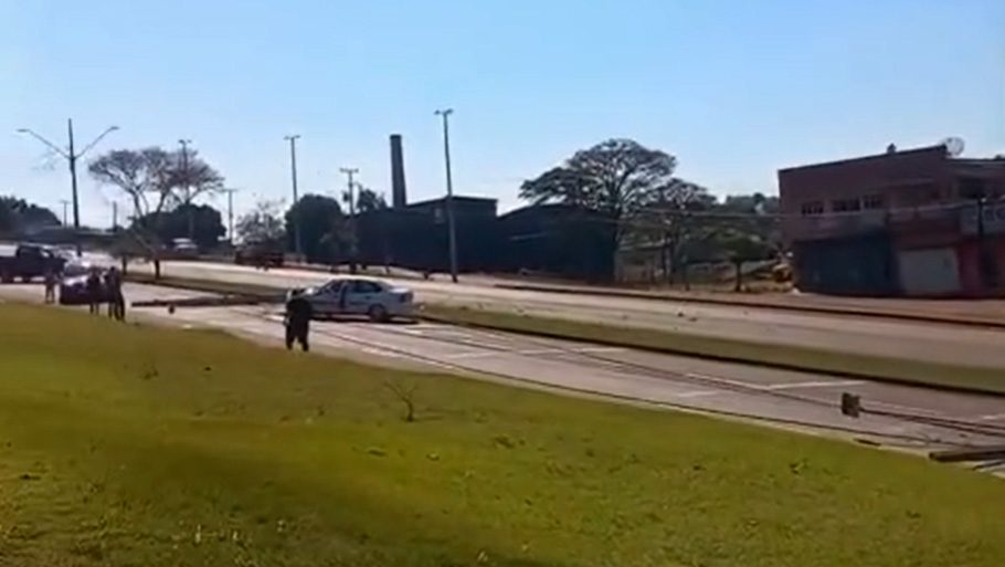 Acidente com carro provoca queda de três postes em Ivaiporã
