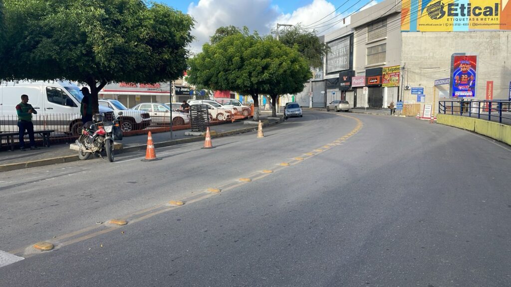 Ambulantes são removidos da Avenida Lourival José da Silva, em Caruaru