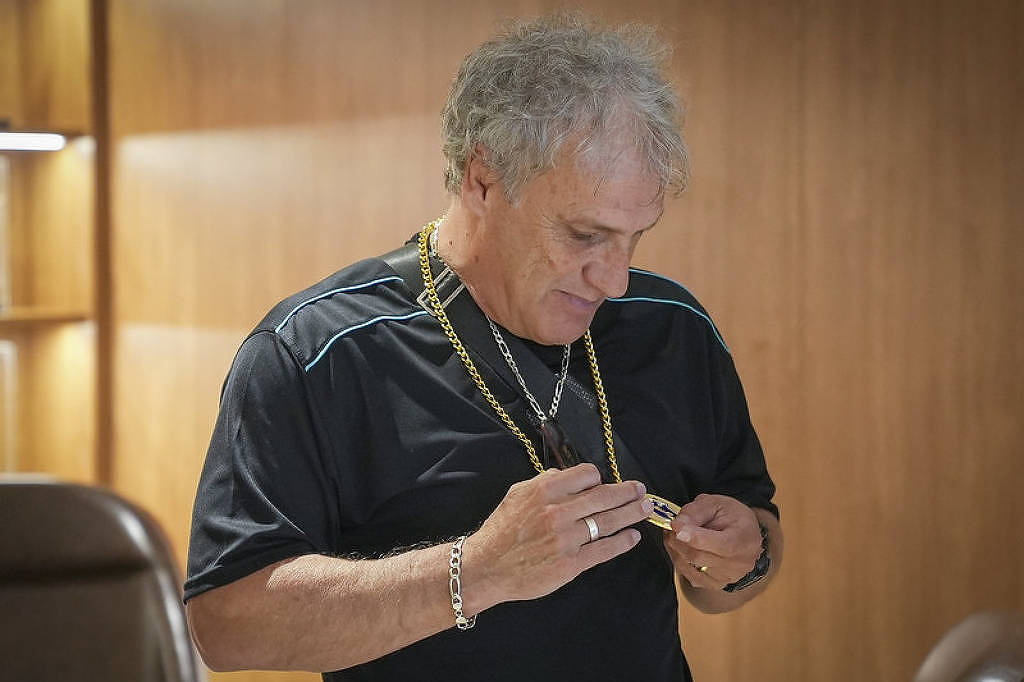 Atletas do Coritiba recebem medalhas do Brasileiro de 1985 - 12/08/2025 - Esporte