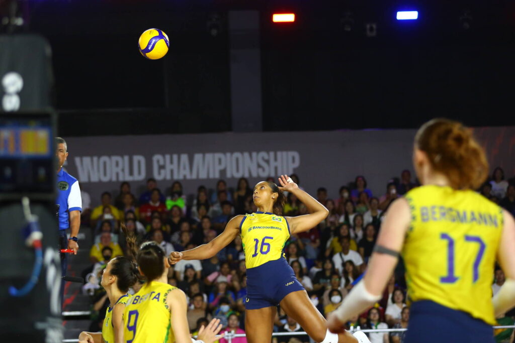 Brasil vence a França e encaminha vaga nas oitavas do Mundial de Vôlei - 24/08/2025 - Esporte