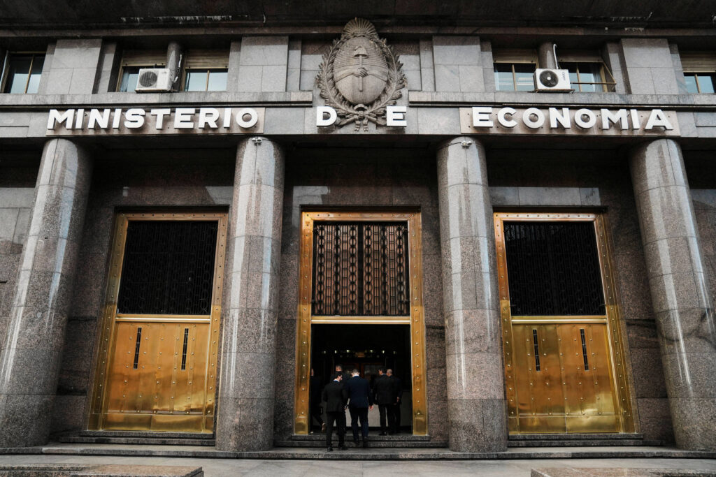 Diretoria do FMI aprova desembolso de US$ 2 bi à Argentina - 01/08/2025 - Mercado