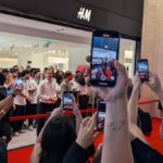 H&M inaugura primeira loja com brindes e fila - 23/08/2025 - Mercado