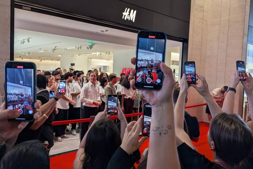 H&M inaugura primeira loja com brindes e fila - 23/08/2025 - Mercado