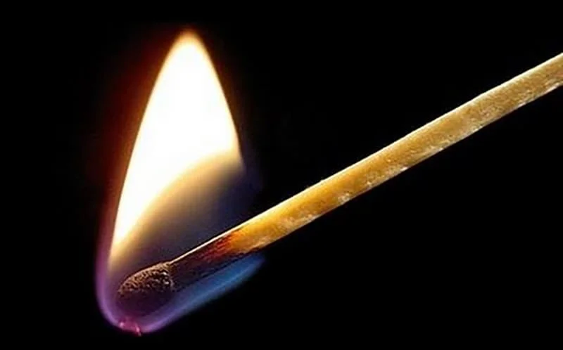 Homem tenta incendiar carro em Jardim Alegre e foge