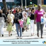 Pessoas andando na rua
