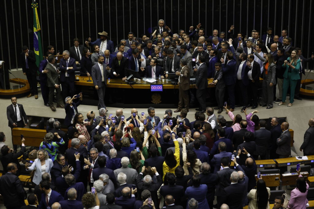 Motim impulsa blindagem a políticos e anistia empaca - 07/08/2025 - Poder