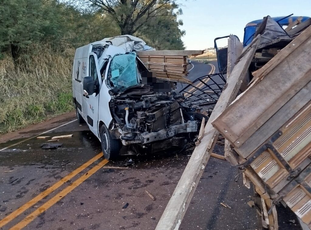 Motorista de van morre ao bater de frente com caminhão na PR-170