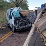 Motorista de van morre ao bater de frente com caminhão na PR-170