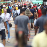 O Brasil tem uma população estimada em 213,4 milhões de habitantes em 2025; em Pernambuco estima-se 9,5 milhões.