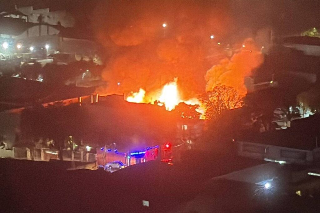 Queda de balão provoca incêndio em galpão em Santo André (SP) - 24/08/2025 - Cotidiano