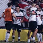 Jogadores do Santa Cruz celebram classificação sobre o Altos na Série D