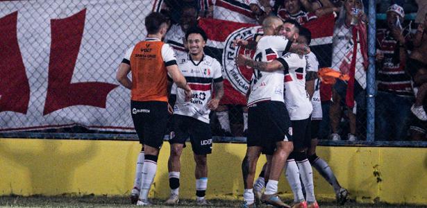 Jogadores do Santa Cruz celebram classificação sobre o Altos na Série D
