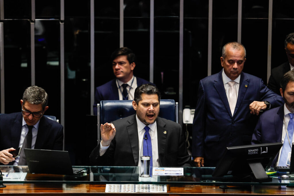 Senado aprova projeto que garante correção de tabela do IR - 07/08/2025 - Mercado